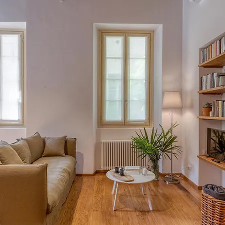 Comfort & Style In Center With Parking